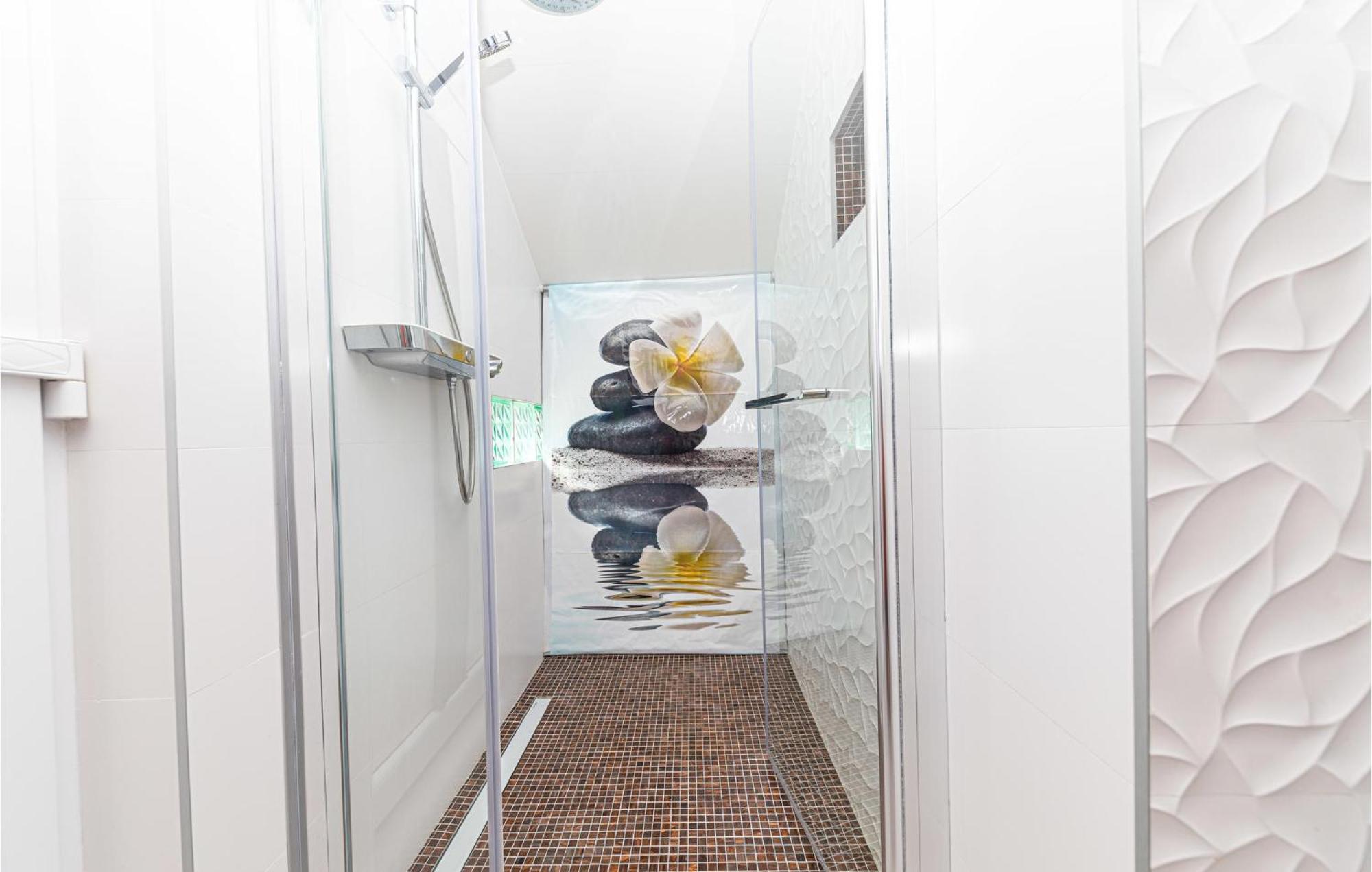 5 Bedroom Cozy Home In Okrug Donji Donji Okrug  외부 사진