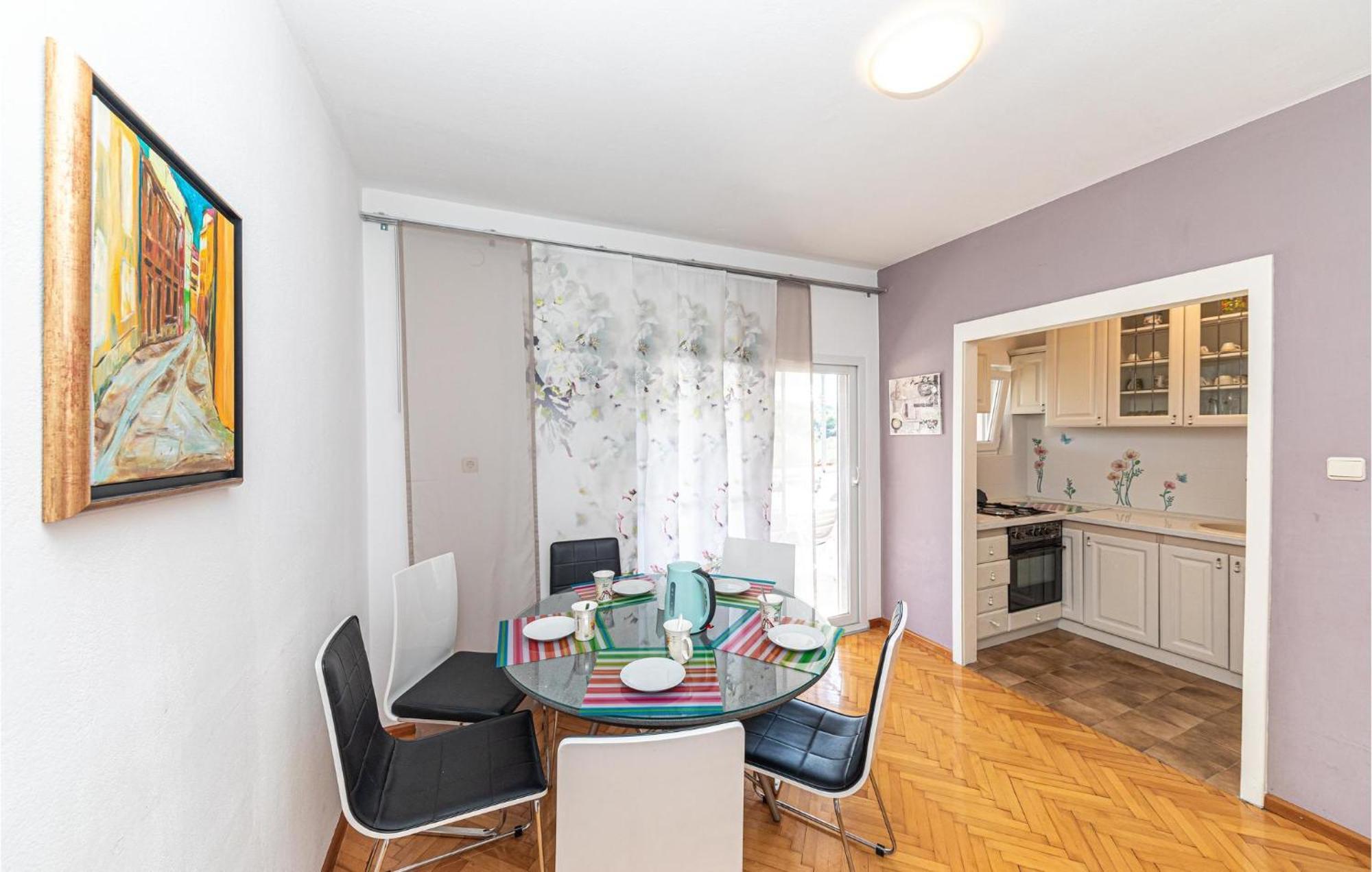 5 Bedroom Cozy Home In Okrug Donji Donji Okrug  외부 사진