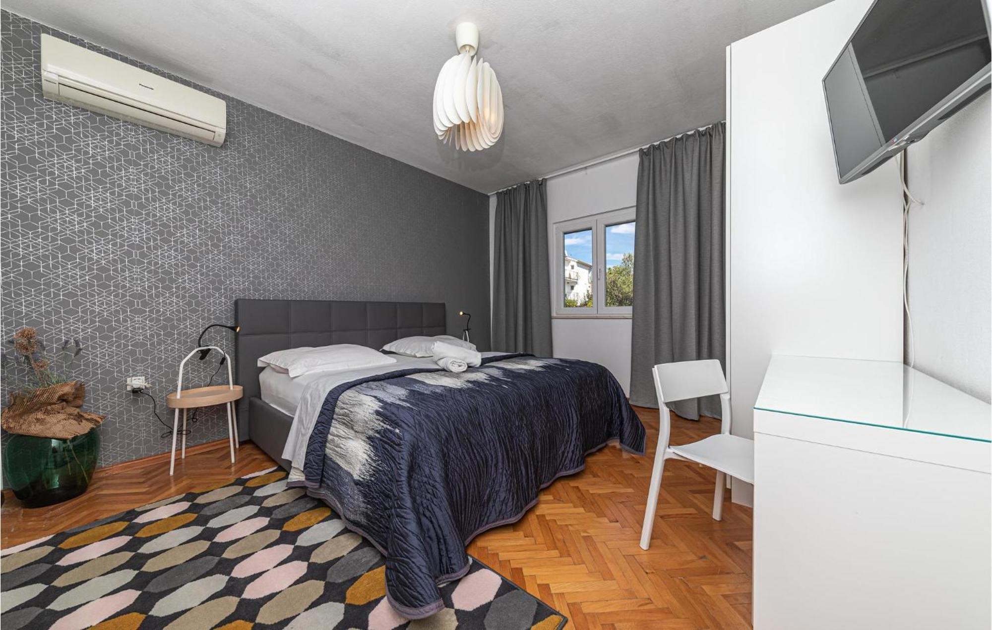 5 Bedroom Cozy Home In Okrug Donji Donji Okrug  외부 사진