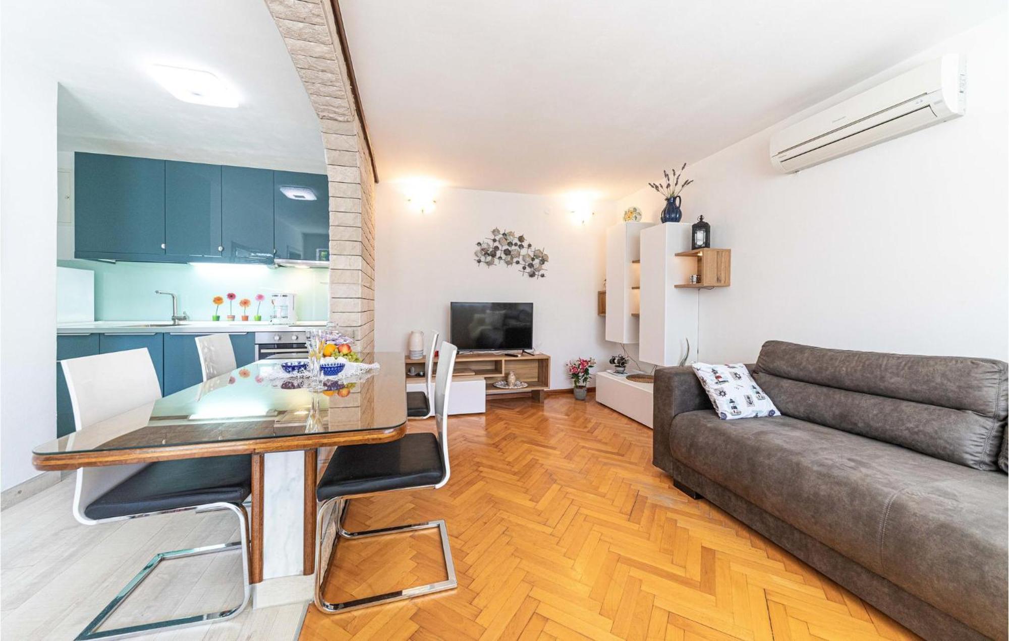 5 Bedroom Cozy Home In Okrug Donji Donji Okrug  외부 사진