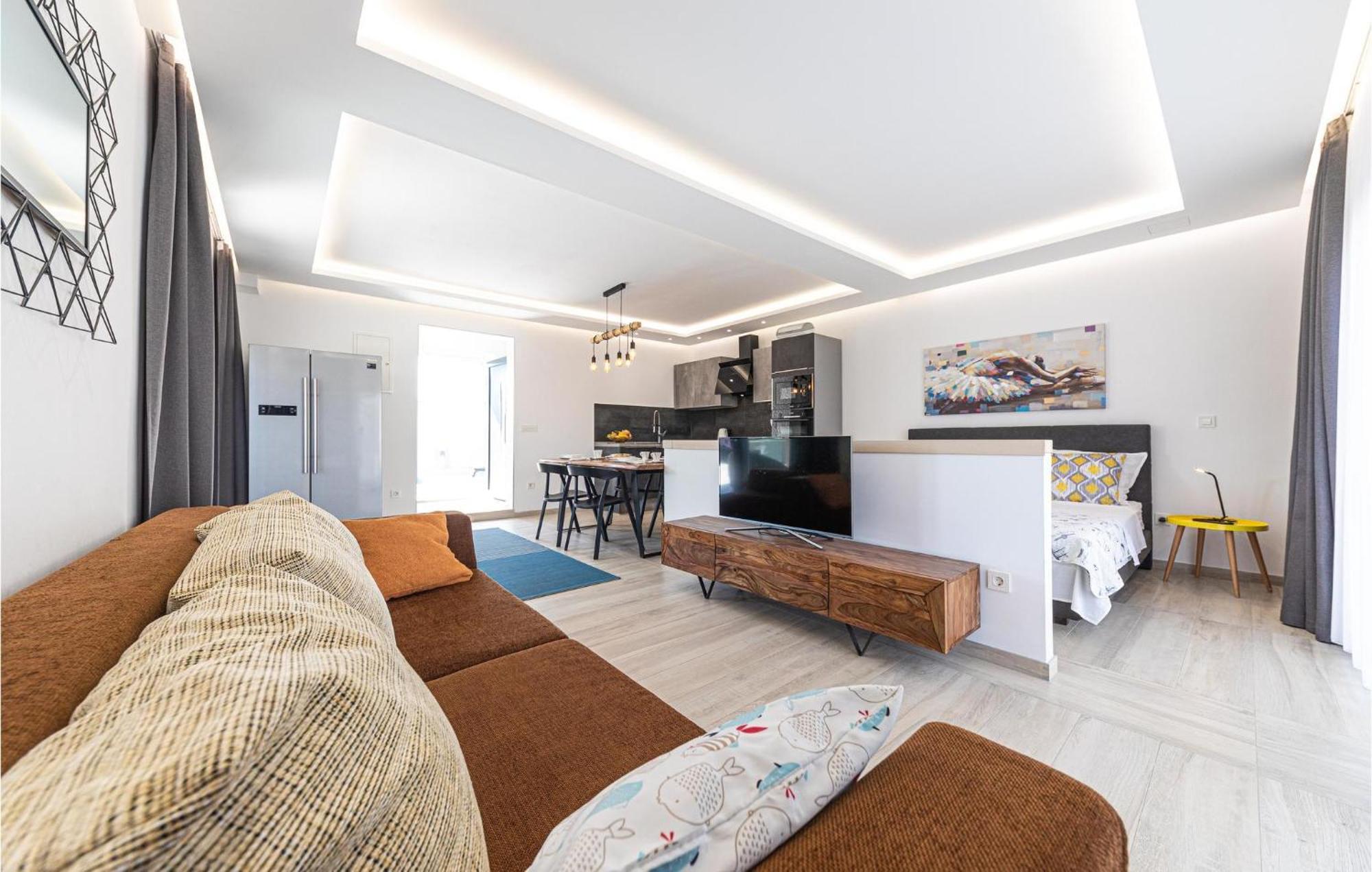 5 Bedroom Cozy Home In Okrug Donji Donji Okrug  외부 사진