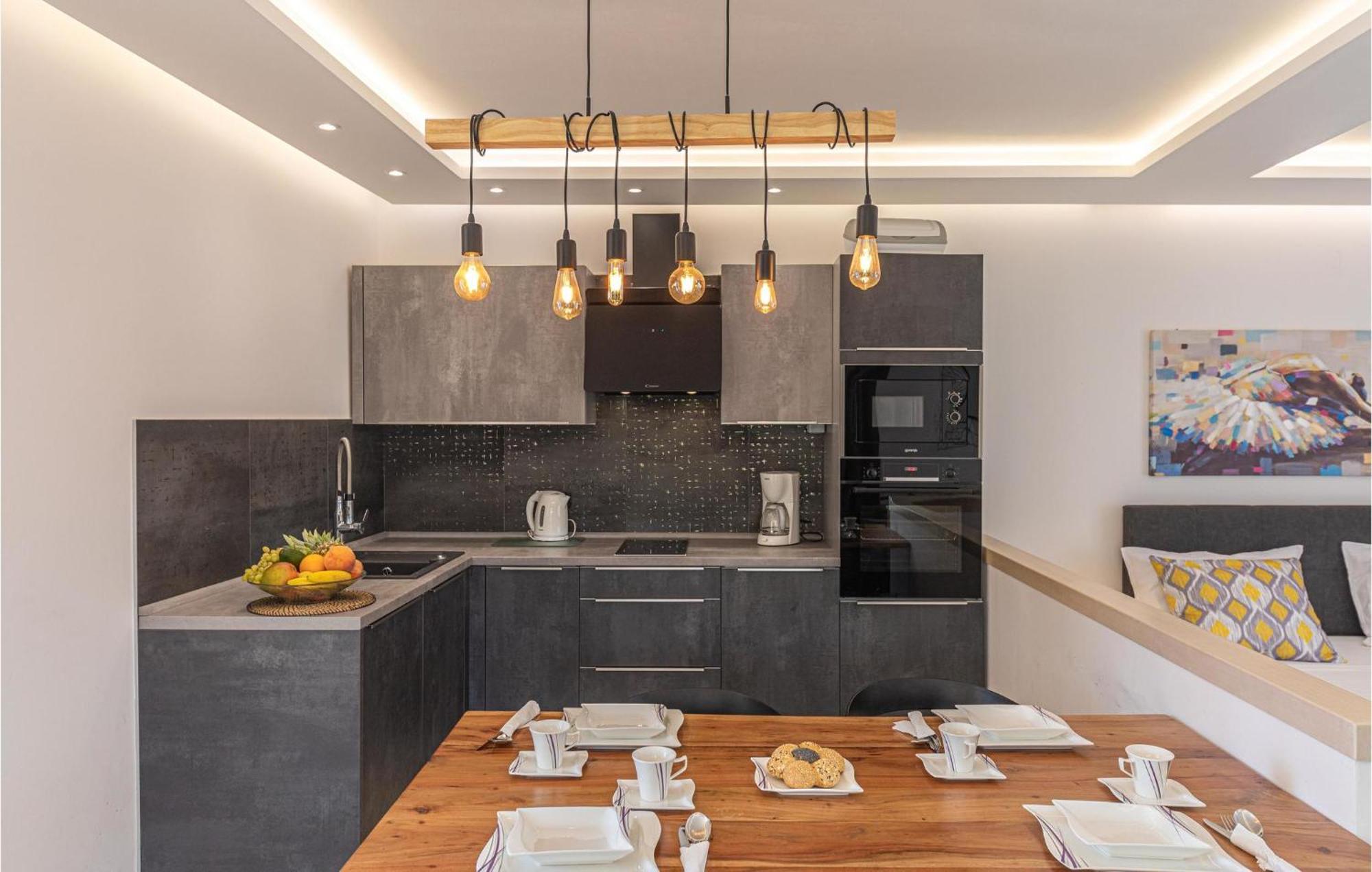 5 Bedroom Cozy Home In Okrug Donji Donji Okrug  외부 사진