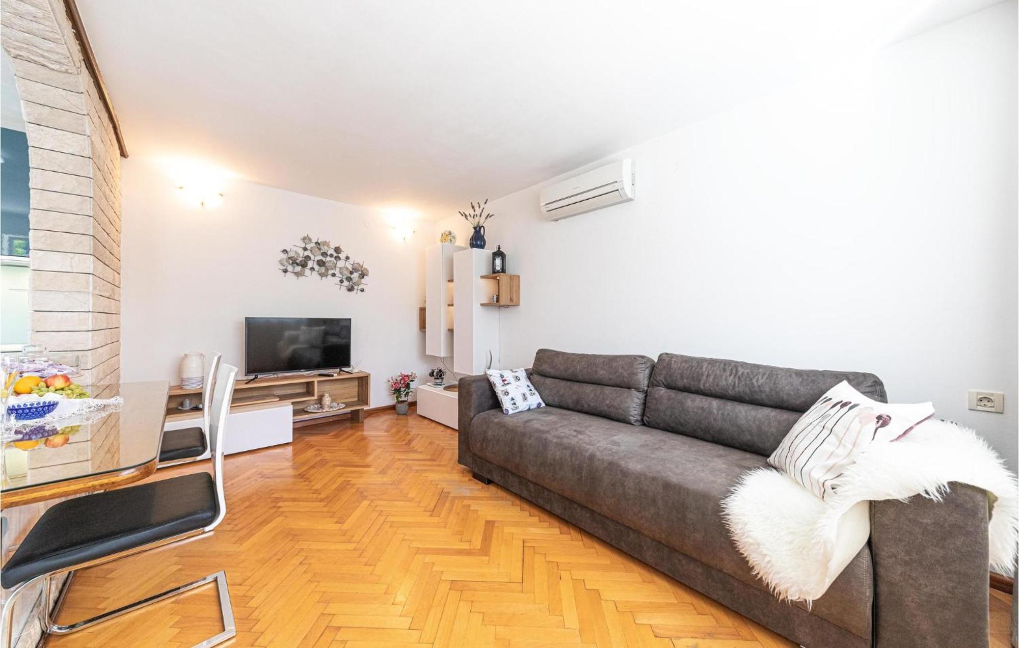 5 Bedroom Cozy Home In Okrug Donji Donji Okrug  외부 사진