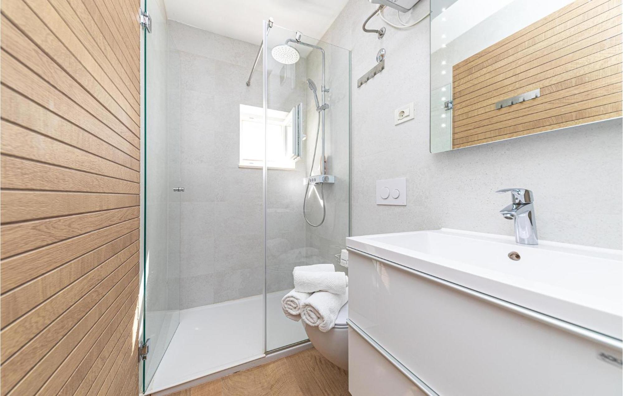 5 Bedroom Cozy Home In Okrug Donji Donji Okrug  외부 사진