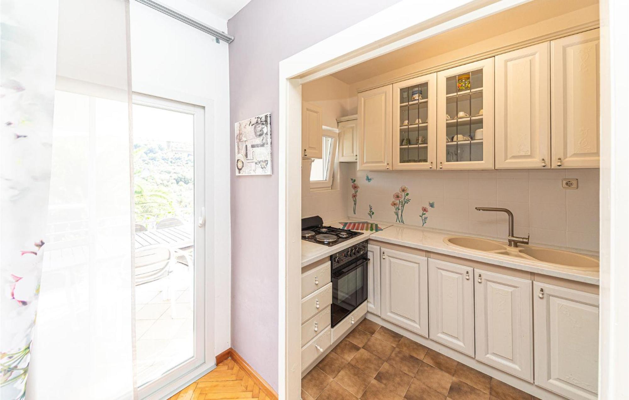 5 Bedroom Cozy Home In Okrug Donji Donji Okrug  외부 사진