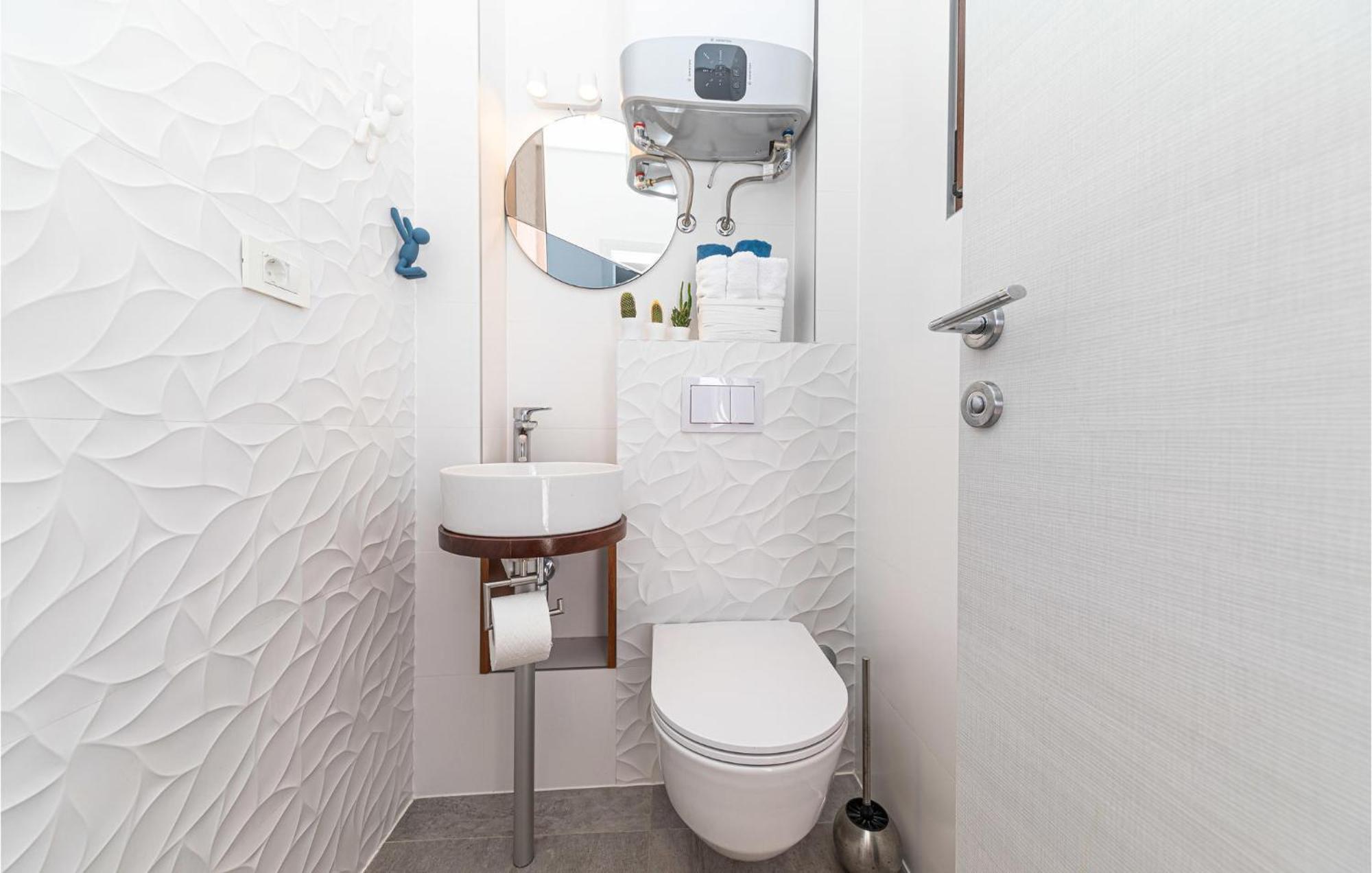 5 Bedroom Cozy Home In Okrug Donji Donji Okrug  외부 사진