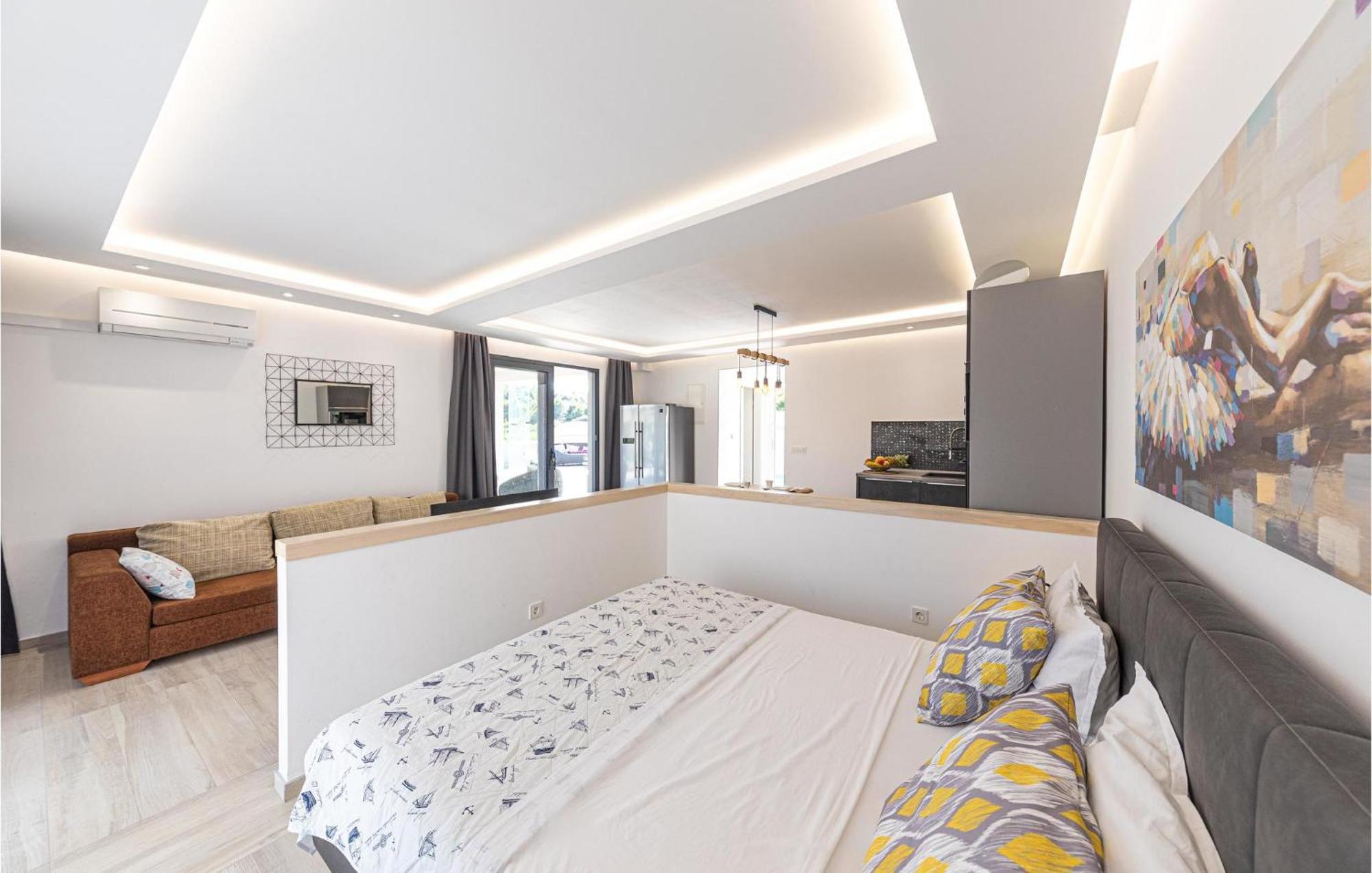 5 Bedroom Cozy Home In Okrug Donji Donji Okrug  외부 사진