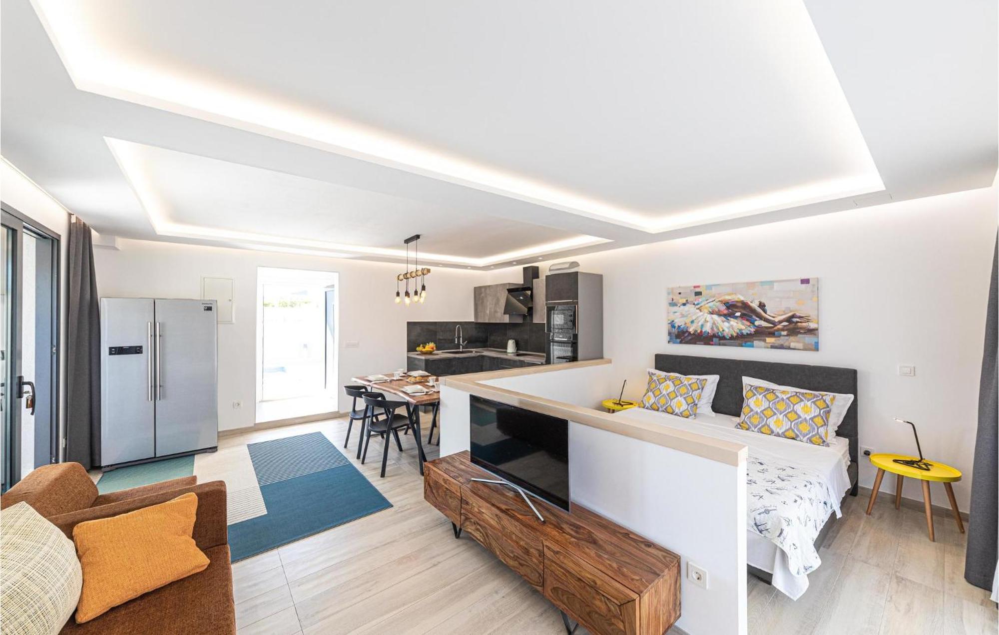 5 Bedroom Cozy Home In Okrug Donji Donji Okrug  외부 사진