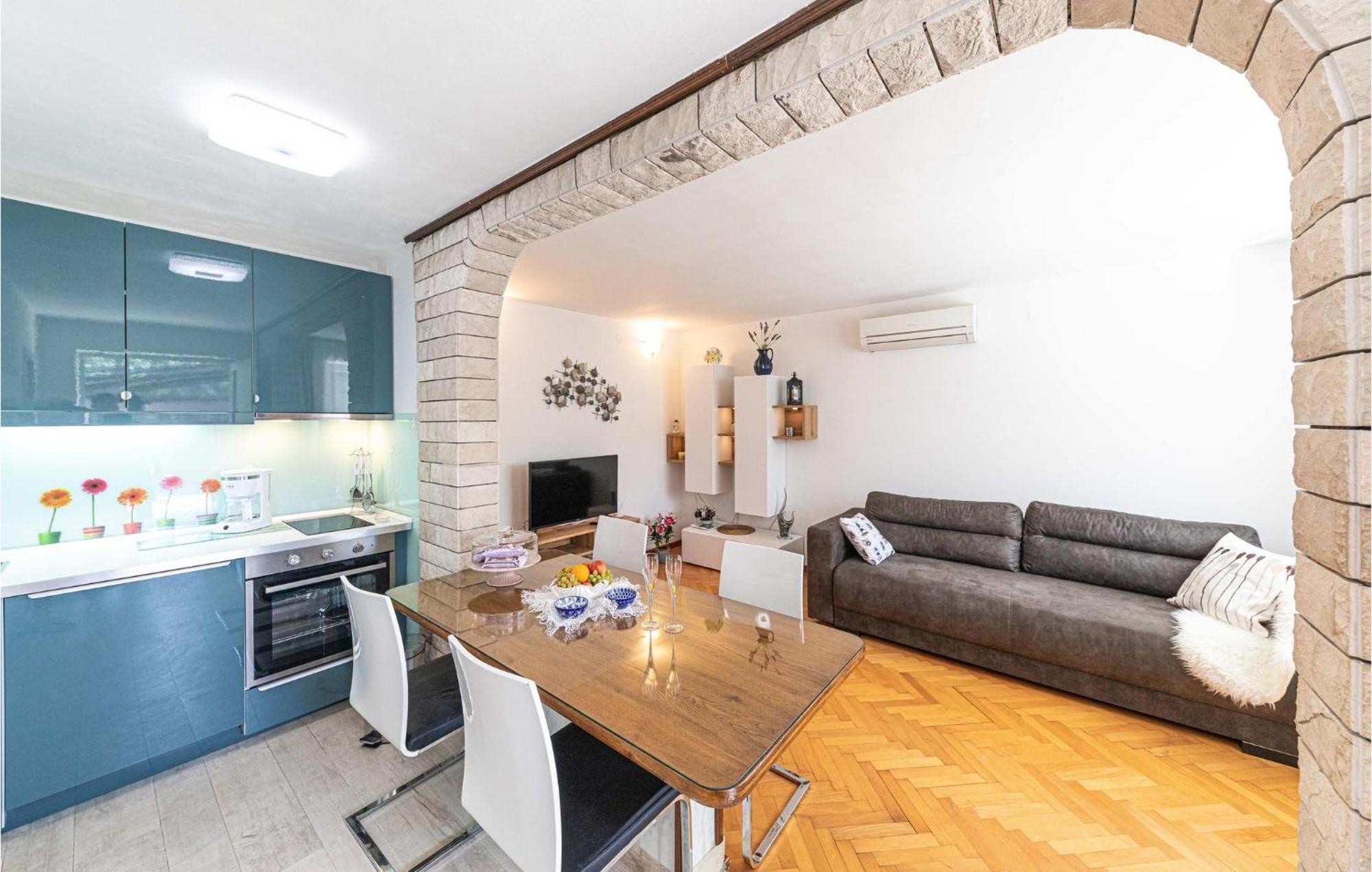 5 Bedroom Cozy Home In Okrug Donji Donji Okrug  외부 사진