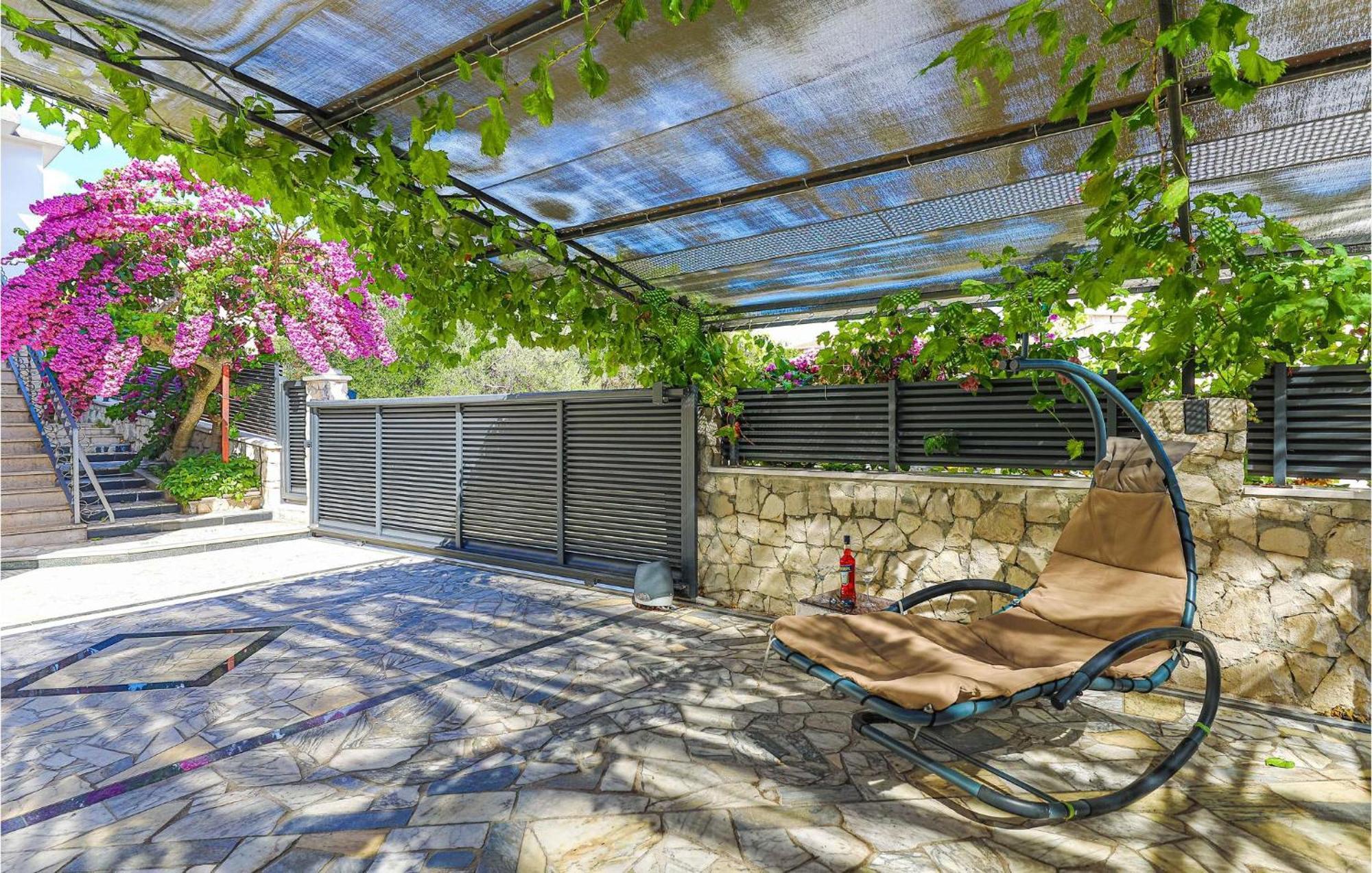 5 Bedroom Cozy Home In Okrug Donji Donji Okrug  외부 사진